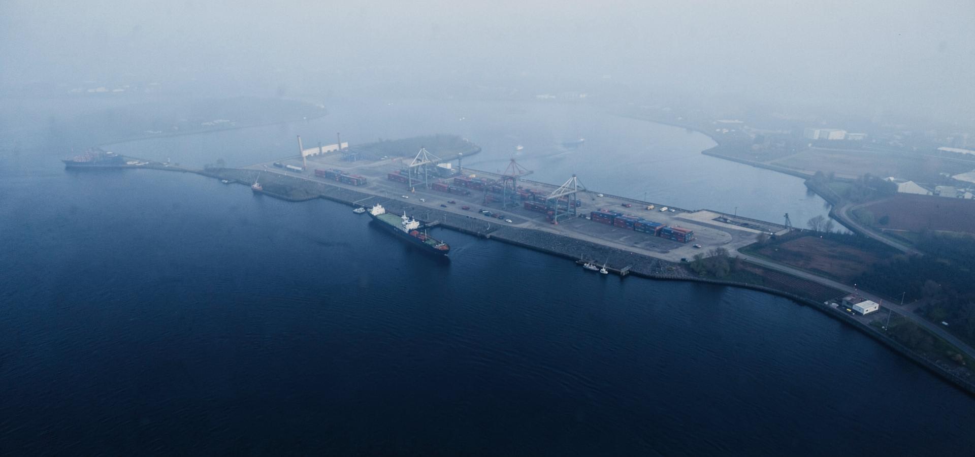 Elbe mit Terminal im Morgennebel